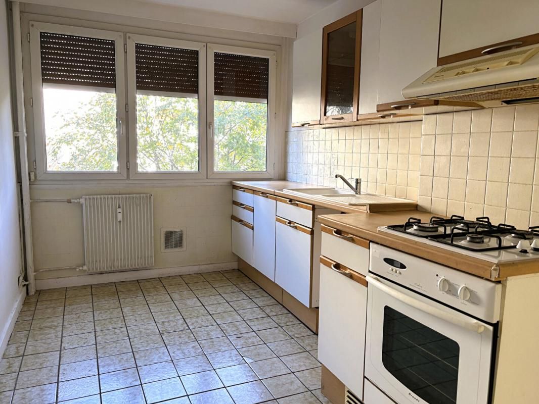 SAINT-ETIENNE St ETIENNE Sud proche place Bellevue F3 59m² 2 chambres 2