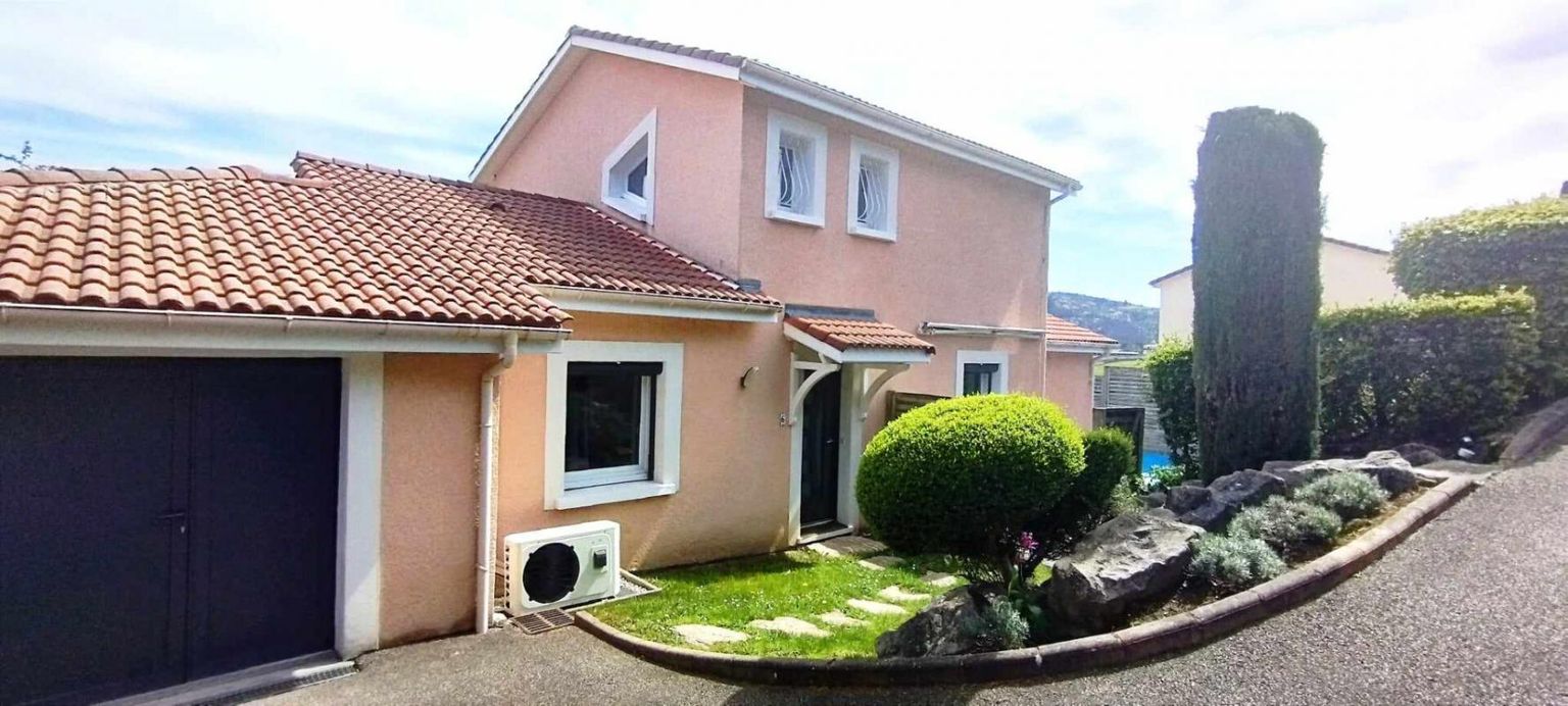 *** EXCLUSIVITE*** FRAISSES 42490 villa 106m² habitables, GARAGE, ABRIS DE JARDIN, PISCINE ENTERREE, 2 PLACES DE STATIONNEMENT PRIVATIVES sur 775m² de terrain avec VUE SPLENDIDE PANORAMIQUE