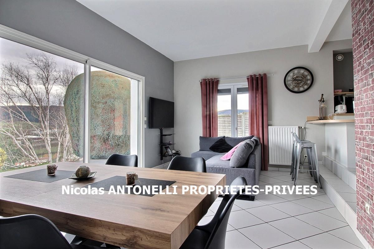 FRAISSES *** EXCLUSIVITE*** FRAISSES 42490 villa 106m² habitables, GARAGE, ABRIS DE JARDIN, PISCINE ENTERREE, 2 PLACES DE STATIONNEMENT PRIVATIVES sur 775m² de terrain avec VUE SPLENDIDE PANORAMIQUE 4