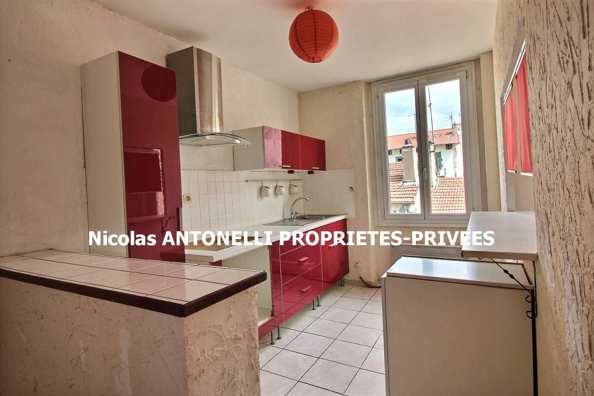 FIRMINY FIRMINY (42700) RUE GAMBETTA, PLEIN CENTRE VILLE Appartement T2 46m² ( 63m² au sol )  1 chambre possibilité deux 3