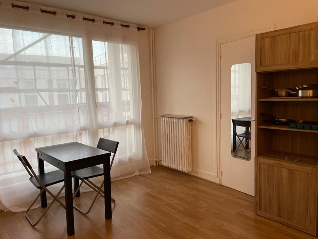 Appartement Paris XIIème - studio meublé de 18.92 m2 avec balcon de 5 m²