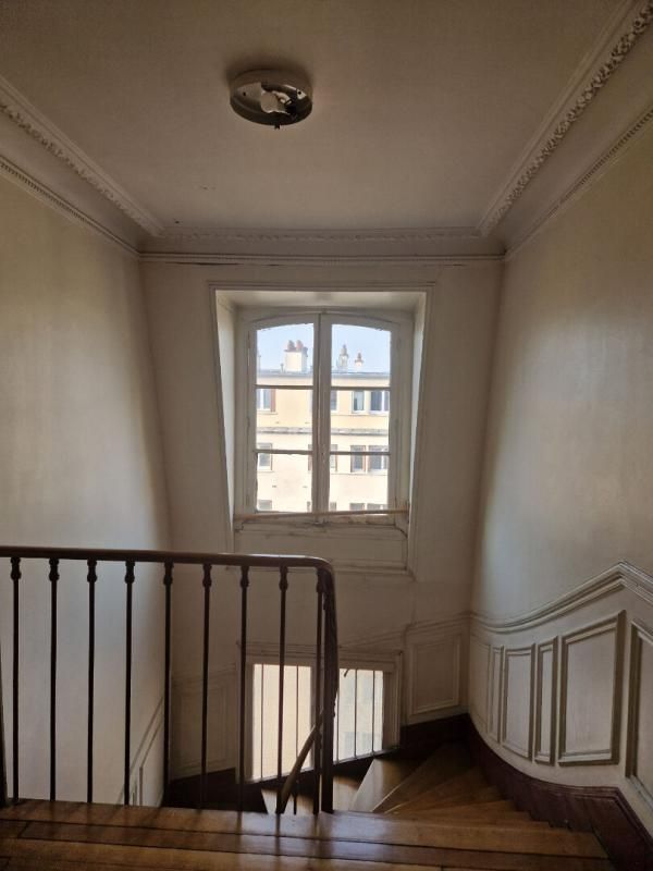 PARIS-10E-ARRONDISSEMENT Chambre 8.81 m2, 22m3 donc louable! 4