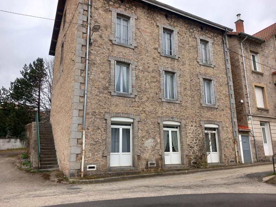 Dunières 43220 immeuble élevé sur caves comprenant trois niveaux plus combles aménageables sur 1148m² de terrain