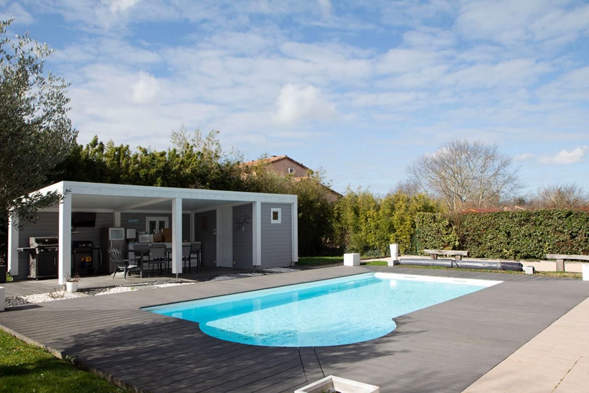 MONDONVILLE Maison avec piscine, double garage et son terrain de pétanque 2