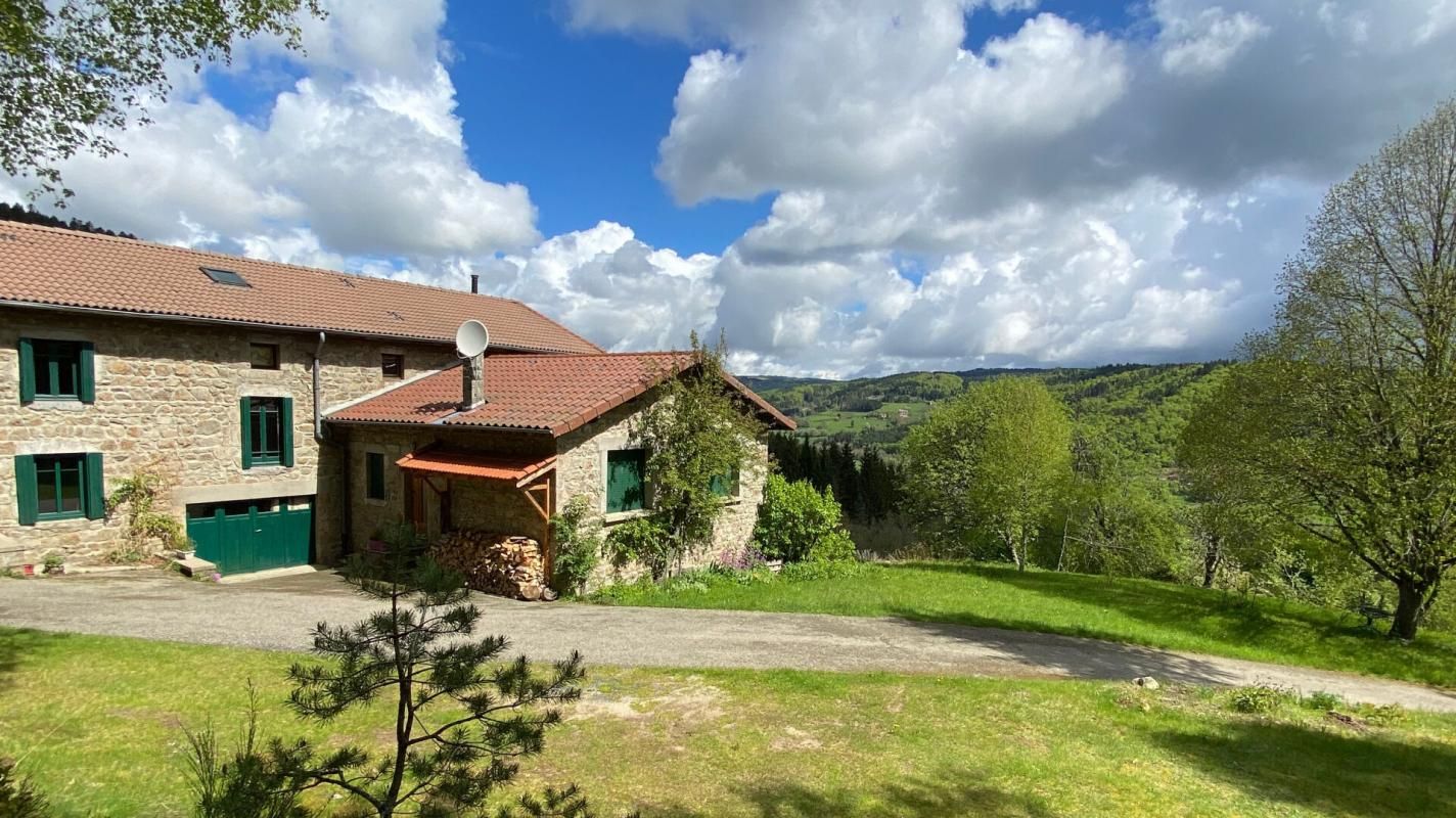 SAINT ANTHEME 63660 Propriété en pierre 253m² 5 chambres sur plus de 15 000 m² de terrain attenant