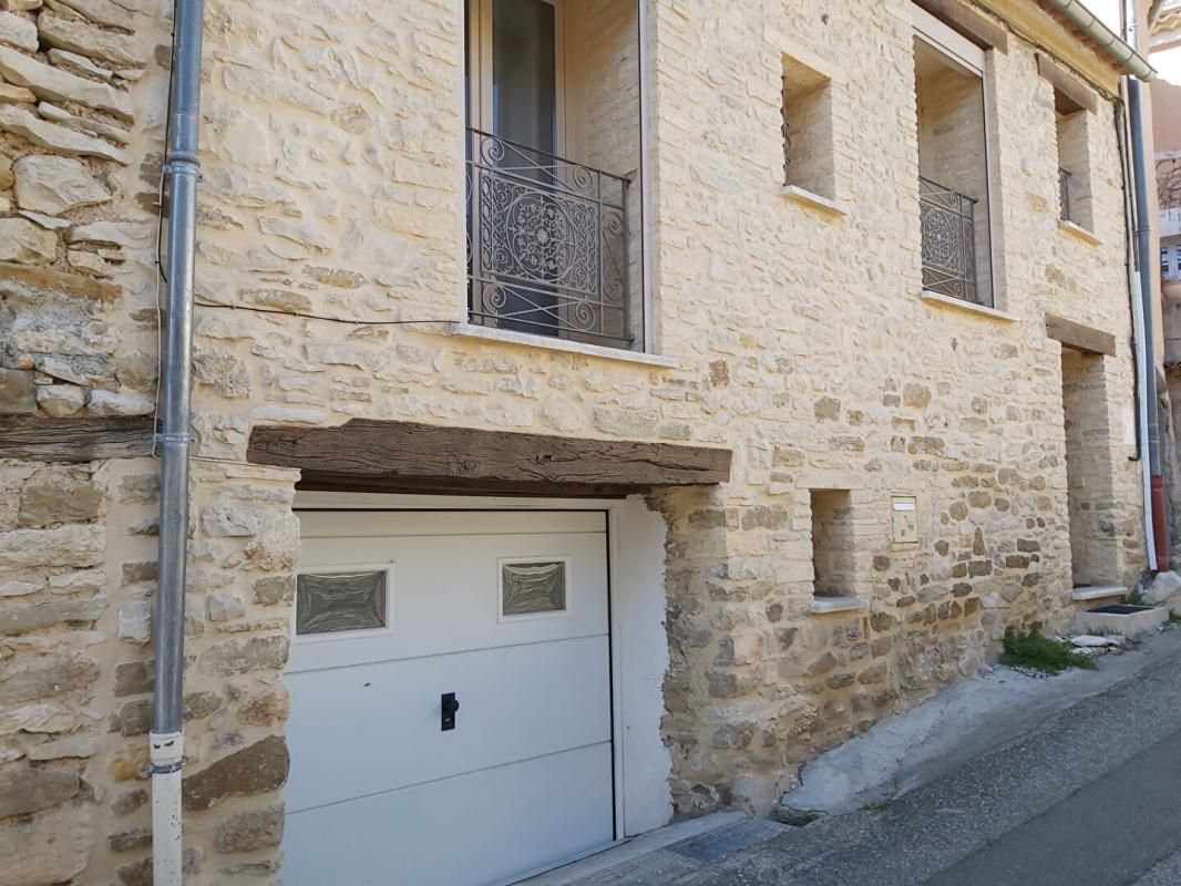 Maison de village en pierres apparentes 82 m² avec garage 165 000 04230 Saint Etienne les Orgues