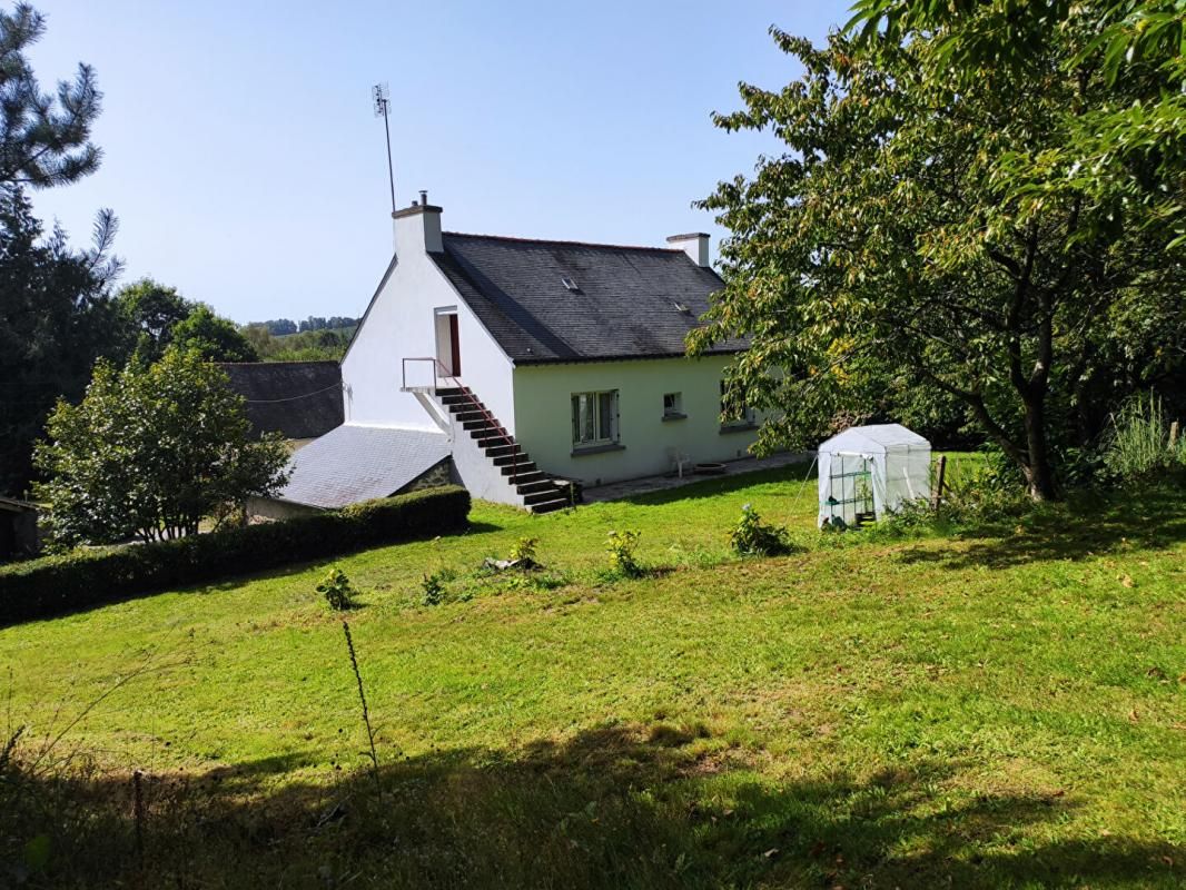 Rare: Maison 4 chambres Ploerdut avec grand terrain, dépendance au calme