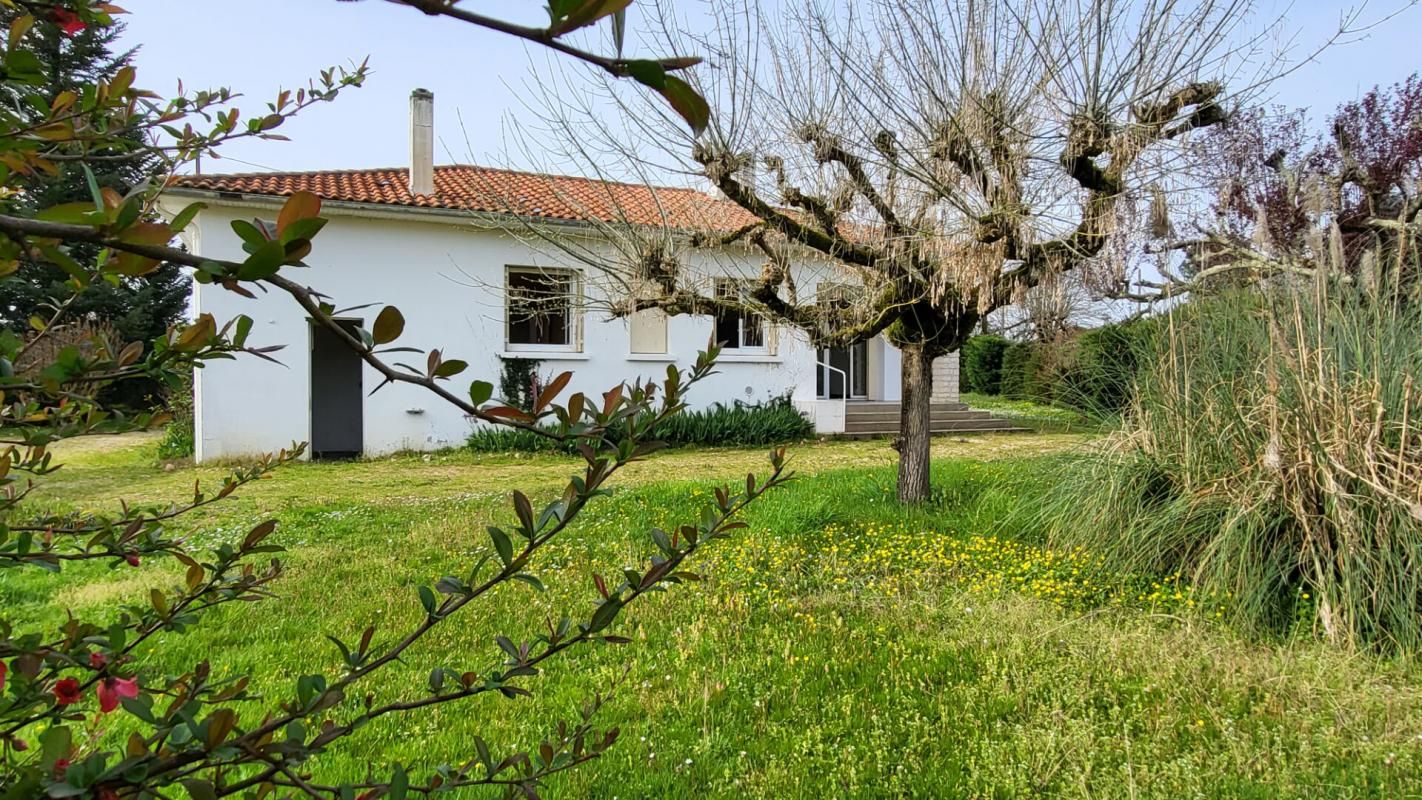 Mussidan  pavillon plain pied année 1970 de 4 pièces principales  94 m2 garage et jardin