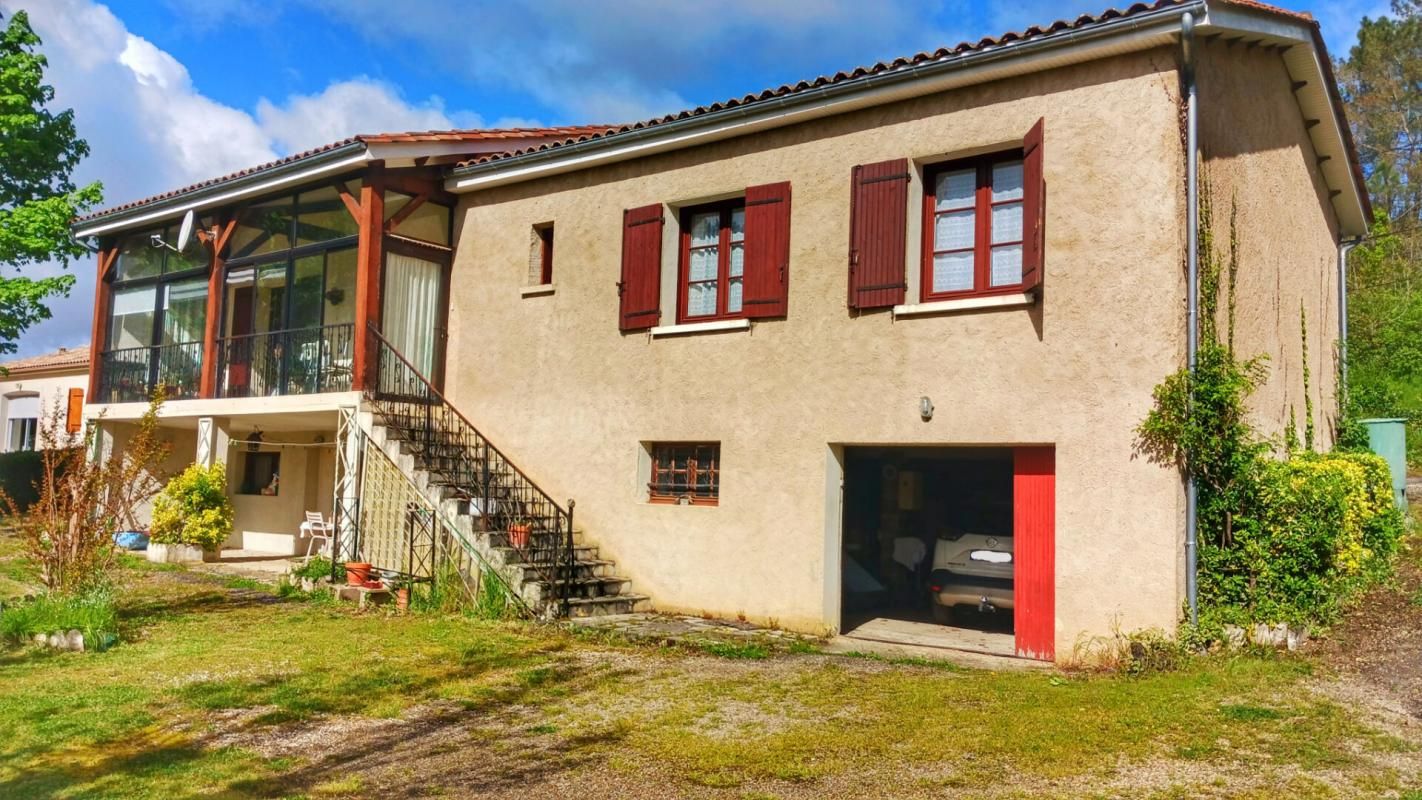 LALINDE Maison Individuelle de plain pied au calme avec un très beau parc et de nombreux arbres fruitiers 2