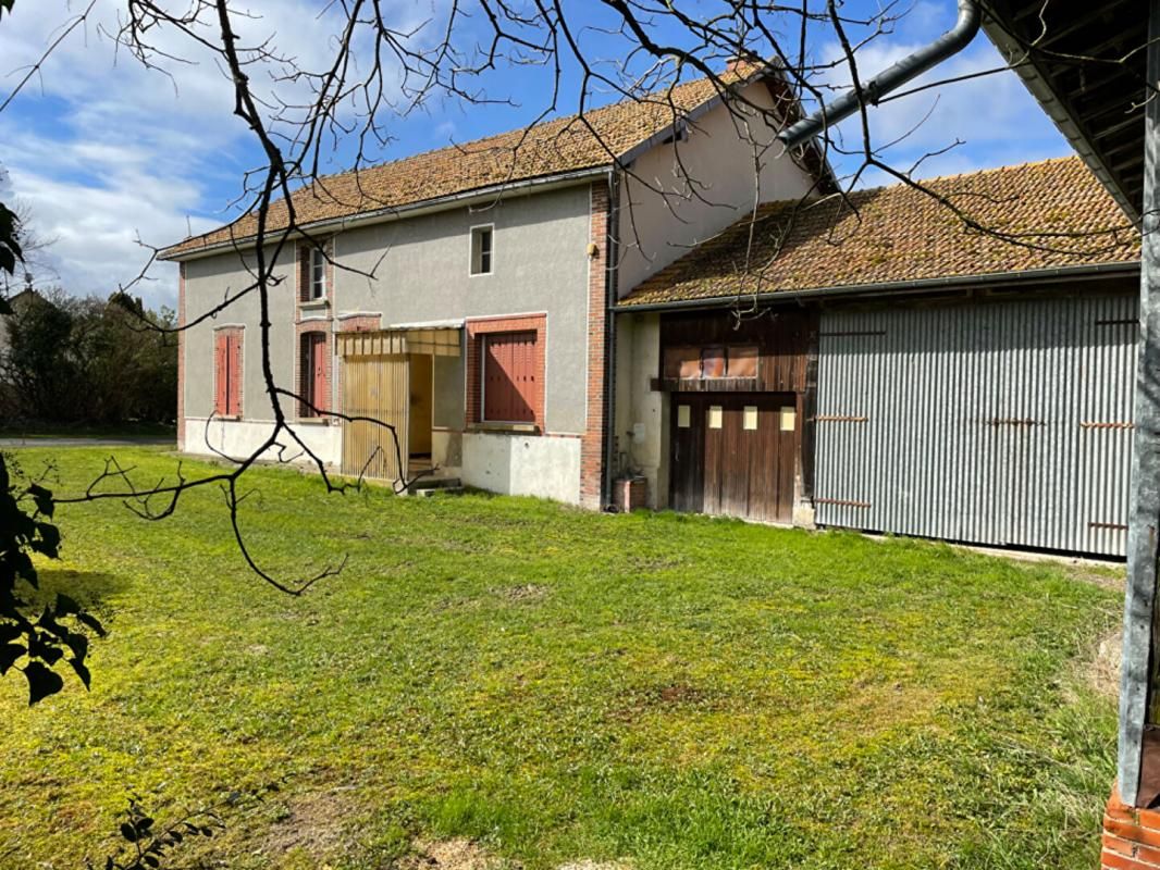 GOURGANCON Rare. Corps de Ferme avec ses dépendances à rénover sur un terrain de plus de 3600m2 2