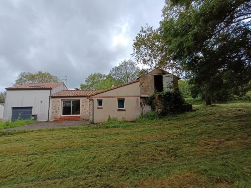 CHAUMES EN RETZ Maison en pierre  sur un joli terrain de 2000M2 1