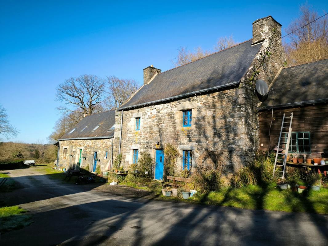 LESCOUET-GOUAREC Propriété 3 habitations longère et piscine au calme 2