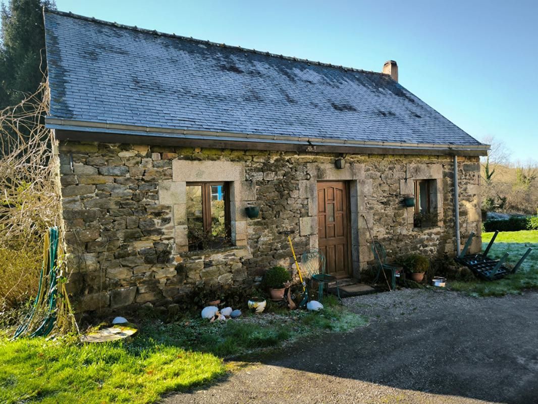 LESCOUET-GOUAREC Propriété 3 habitations longère et piscine au calme 4