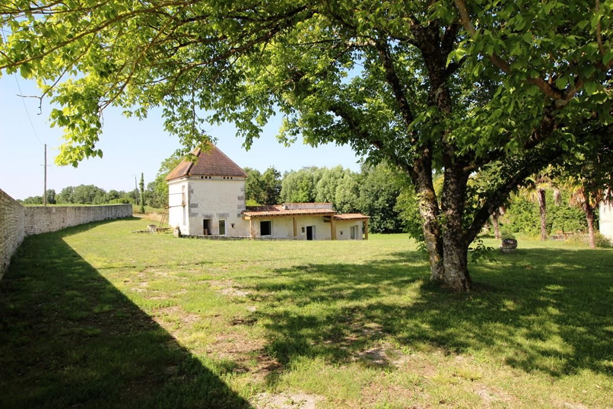 PONS PONS - 17800 - MAISON DE MAITRE - 17 pièces 908 m2 - 10 CH 4