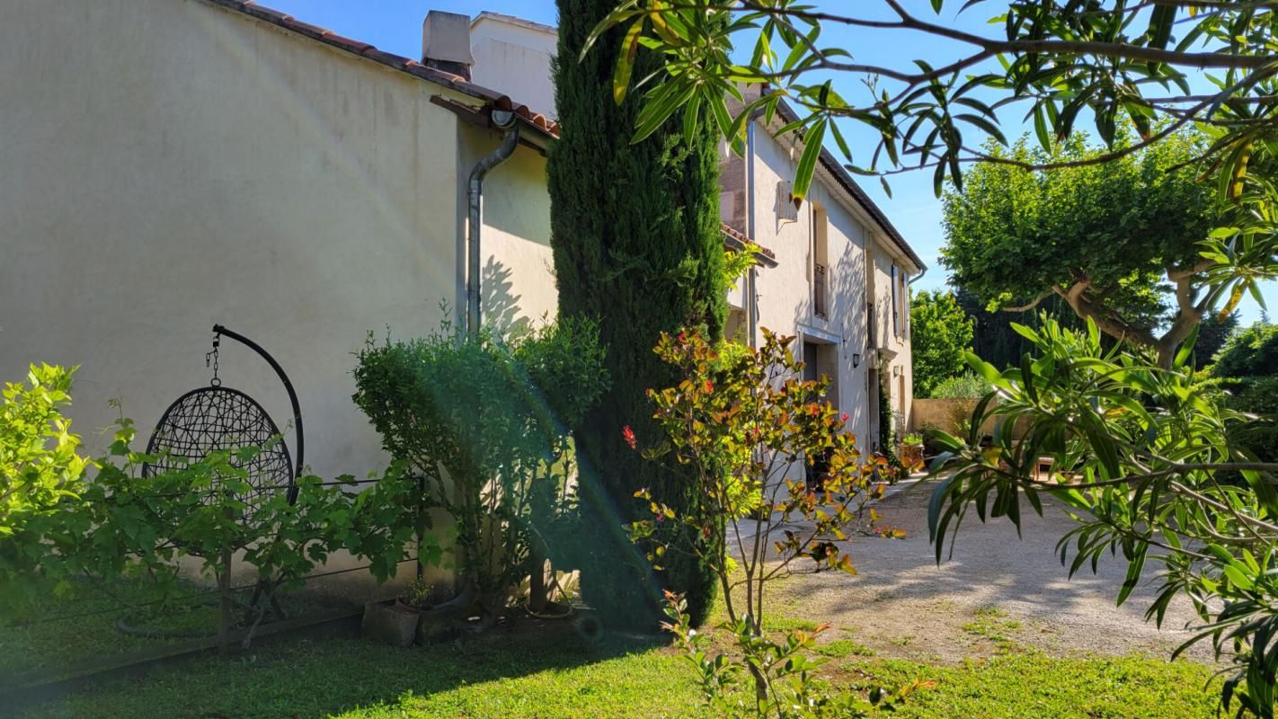 SAINT-REMY-DE-PROVENCE Mas en campagne - St Rémy de Provence - 4 chambres- 1 bureau - piscine - jardin et dépendances 3