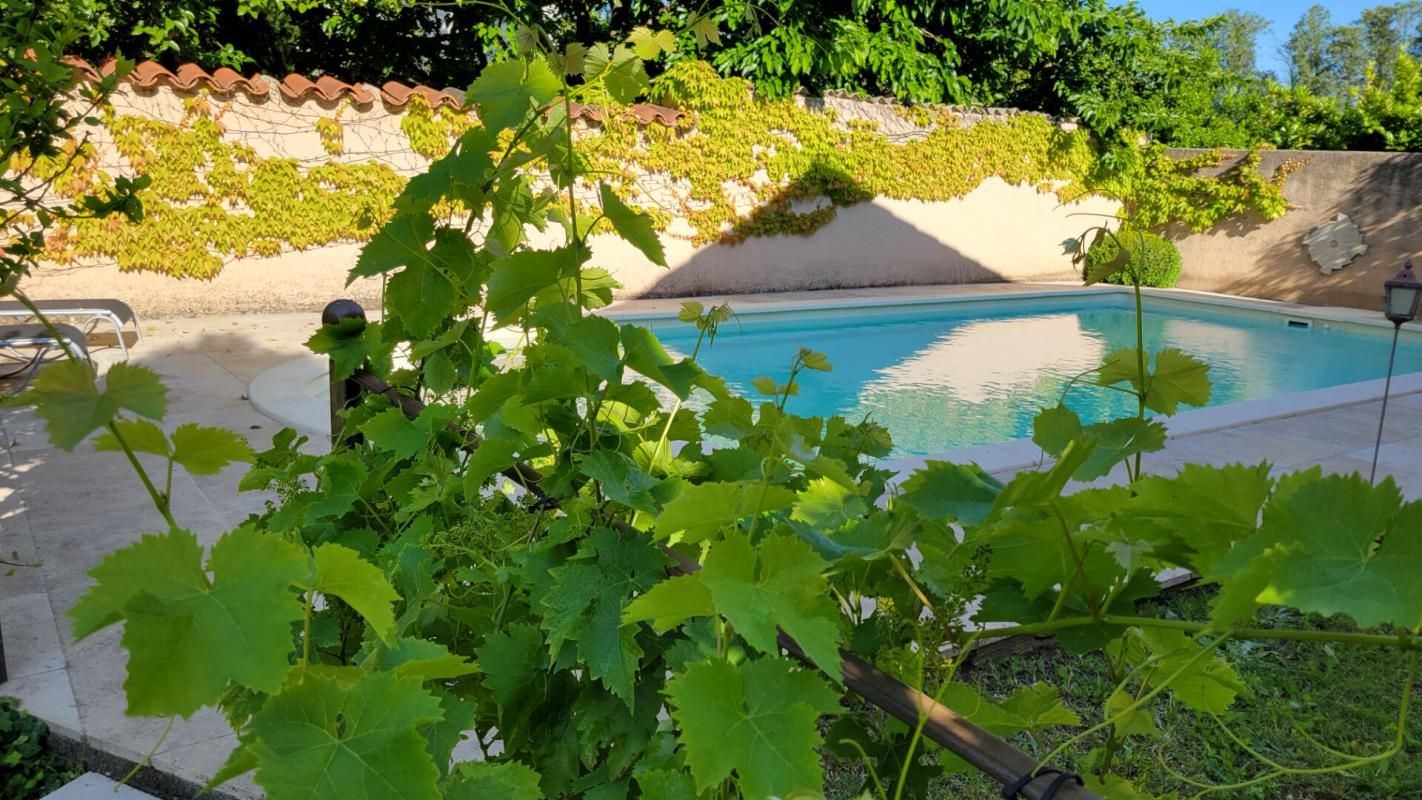 SAINT-REMY-DE-PROVENCE Mas en campagne - St Rémy de Provence - 4 chambres- 1 bureau - piscine - jardin et dépendances 4