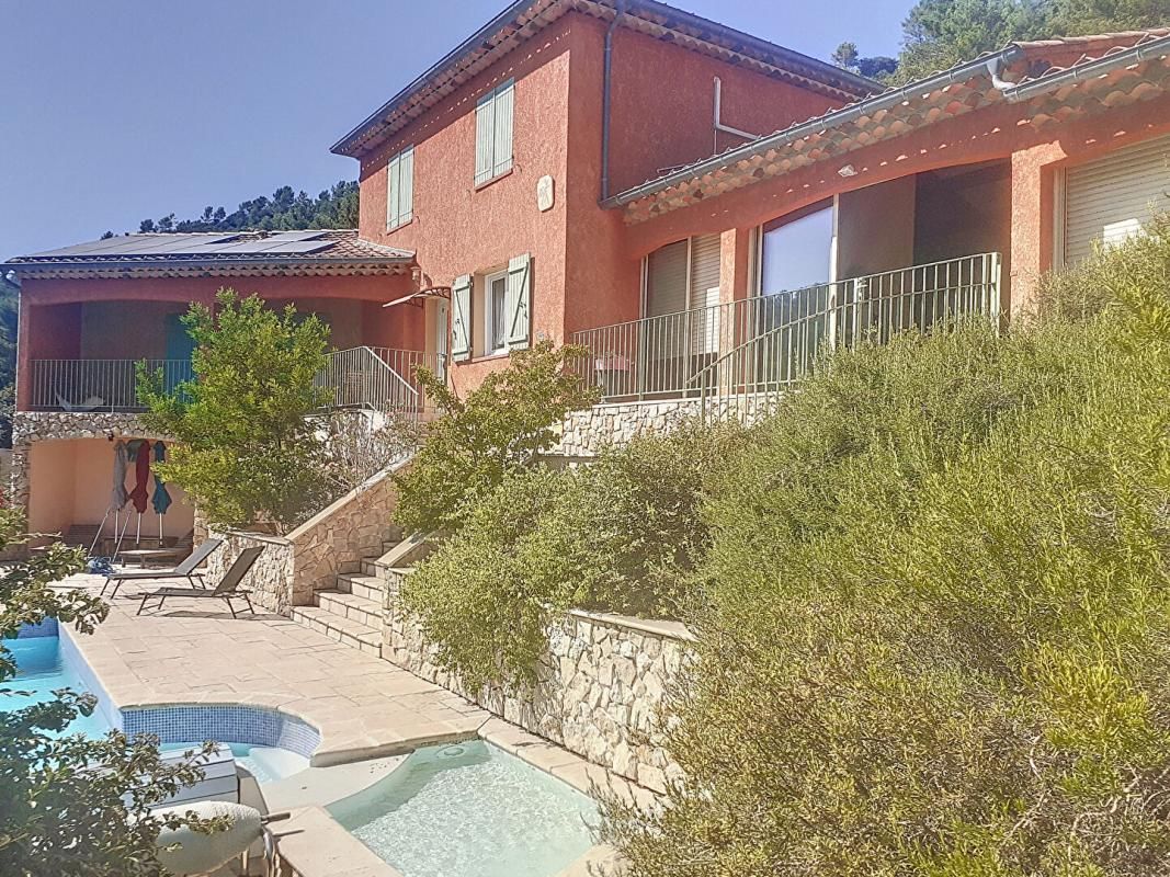 Villa Vins Sur Caramy 6 pièce de 197m² avec piscine et annexes