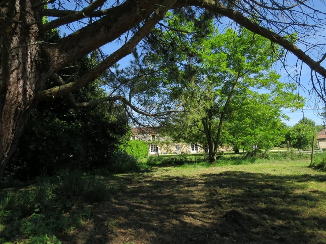 FONTENAY-LE-COMTE Elégante longère du xviè,  et son jardin protégé 1