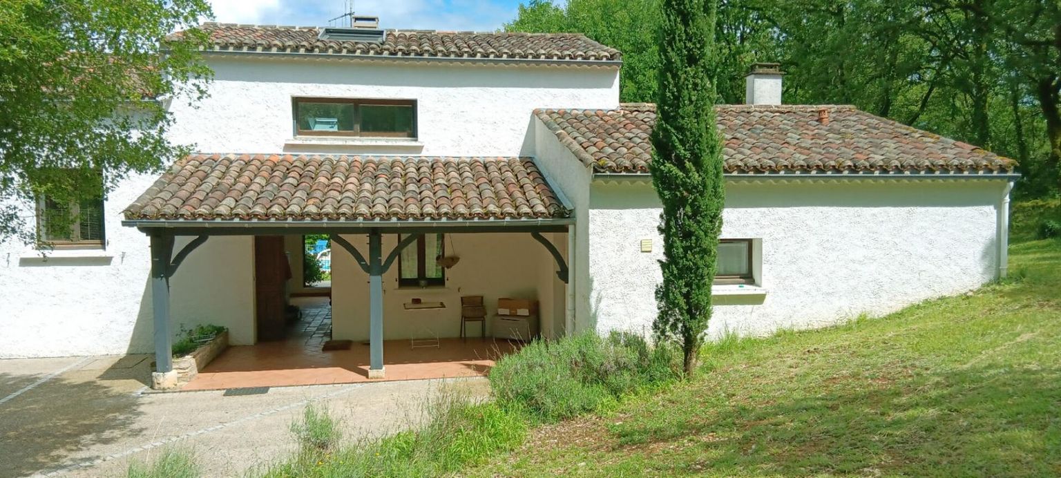 CAHORS Maison de 175 m² avec piscine chauffée sur 8300 m² de terrain à 10 minutes de Cahors 2