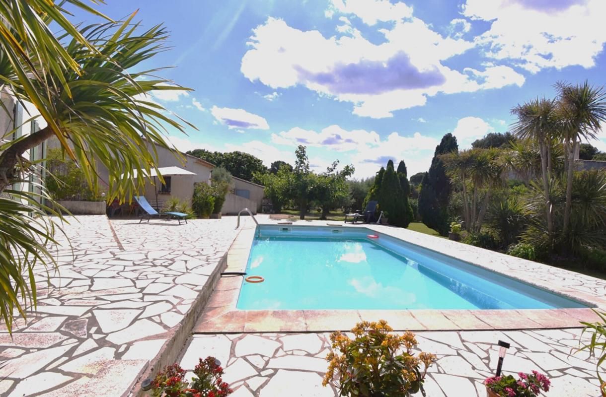 FOURQUES Villa avec magnifique jardin et piscine 3