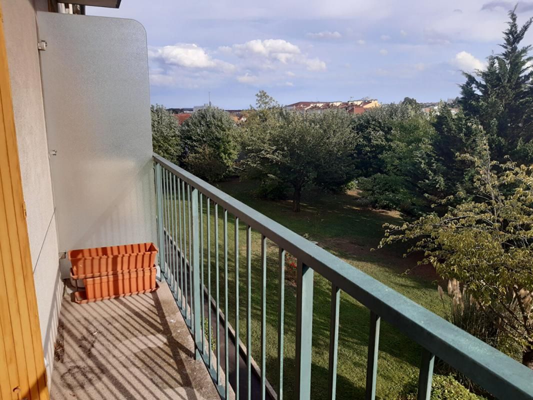 NEUILLY-PLAISANCE 3p avec balcon sur jardin dans résidence avec gardien 2