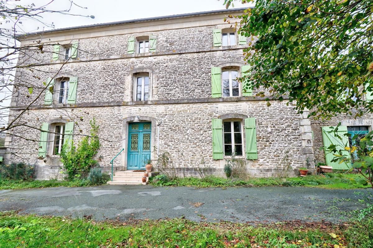 Maison Saint Christophe Sur Roc 8 pièce(s) 226 m2