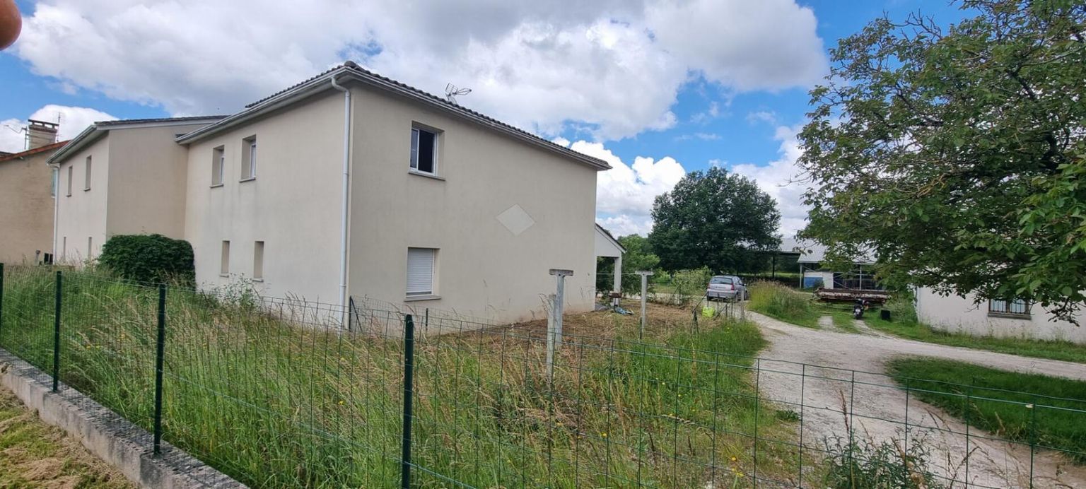 PERIGUEUX Investisseur. Immeuble récent composé de 4 maisons avec terrasse et jardin. Rentabilité 10% 2