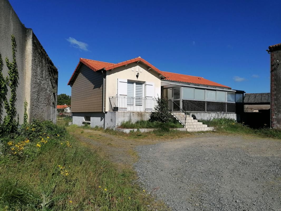 SAINT-PAUL-DU-BOIS Maison familiale 4 chambres de plain pied et avec sous-sol - 368425 1