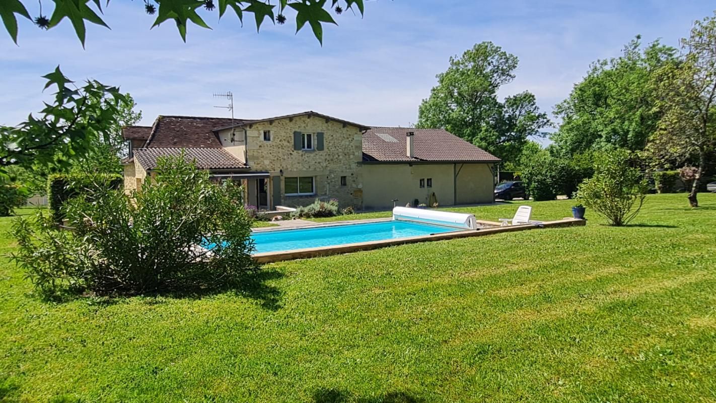 Maison en pierres proche Bergerac 6 pièces. 188 m²  piscine sur 5526 m² de terrain