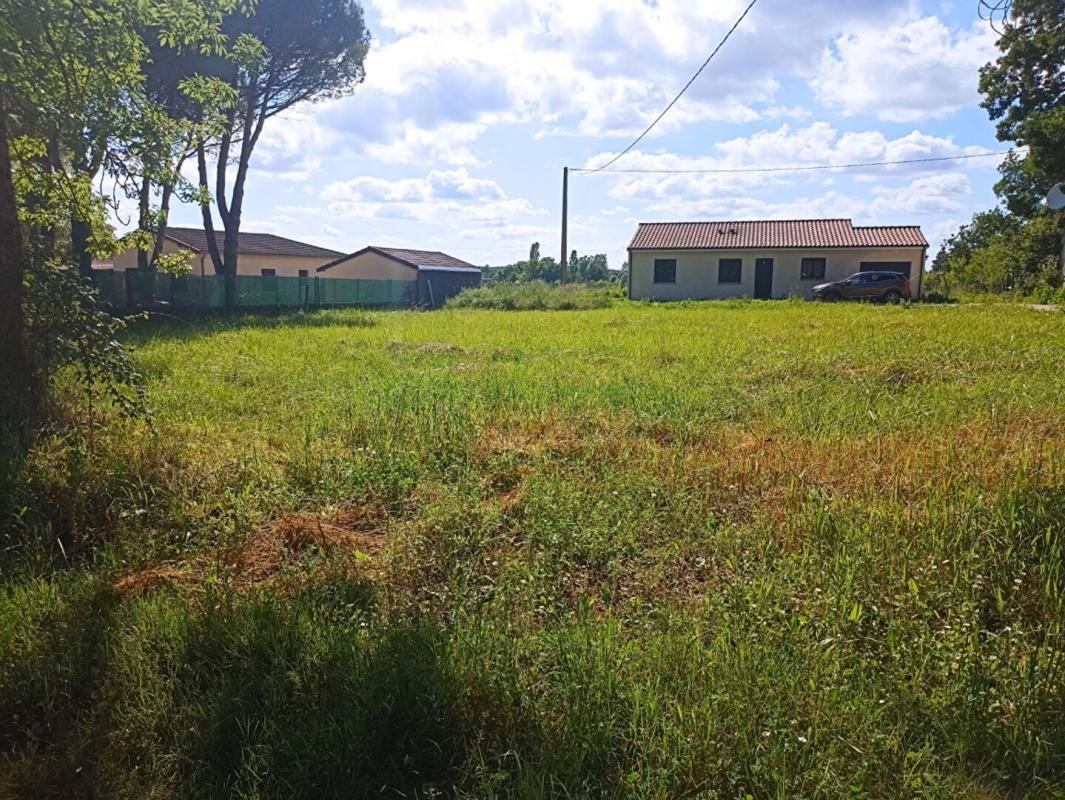 CAUSSADE Terrain constructible de 800 m² dans village touristique à proximité du terrain 4