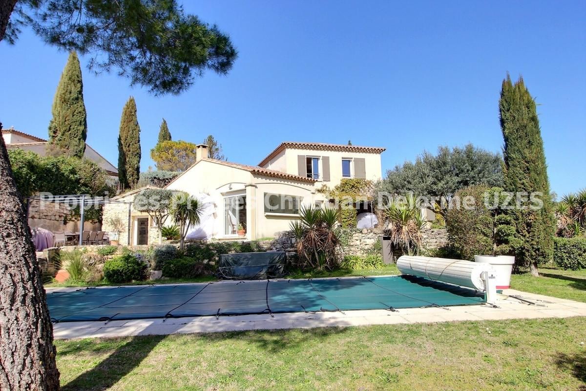 Maison d'architecte Uzès 7 pièce(s) 5 Chambres, 195m2 Piscine, studio indépendant, terrain 1800m2 clos de murs en pierre