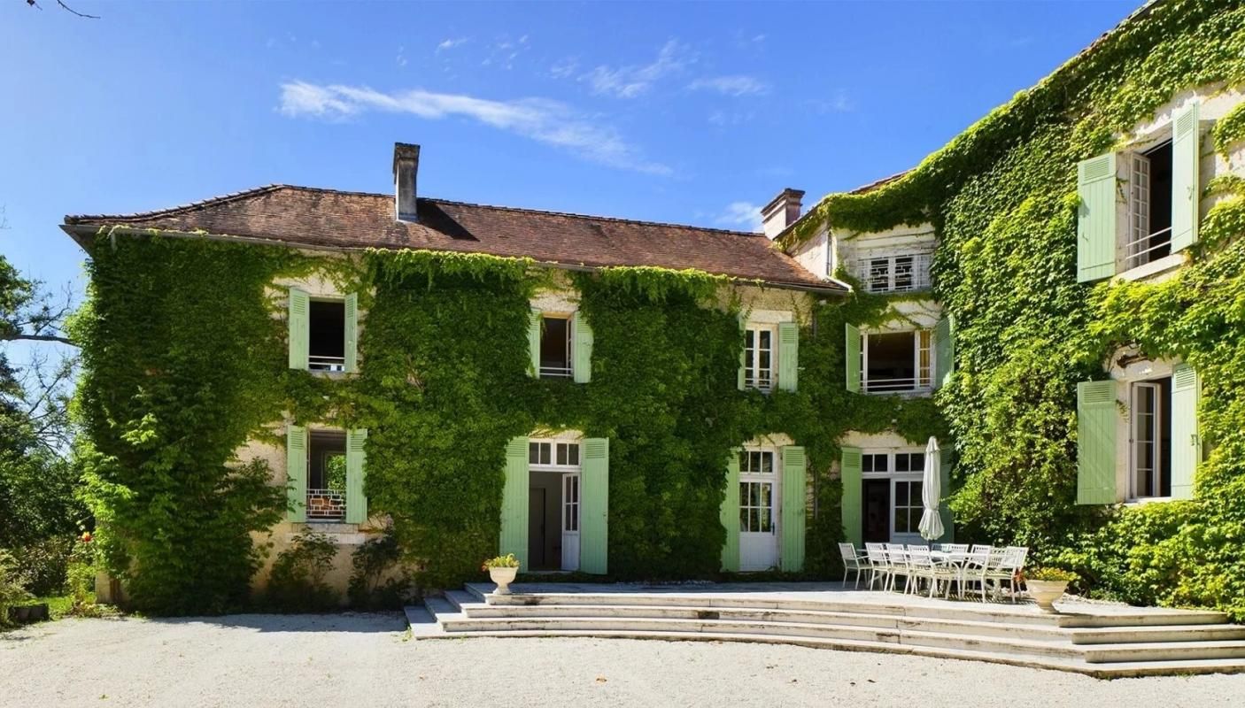 AUBETERRE-SUR-DRONNE MAISON DE FAMILLE SUR ILE PRIVEE EN DORDOGNE  - Propriété d'agréement, état exceptionnel,  18 pièce(s)  520 m2,  dépendances, 1,3 ha 2