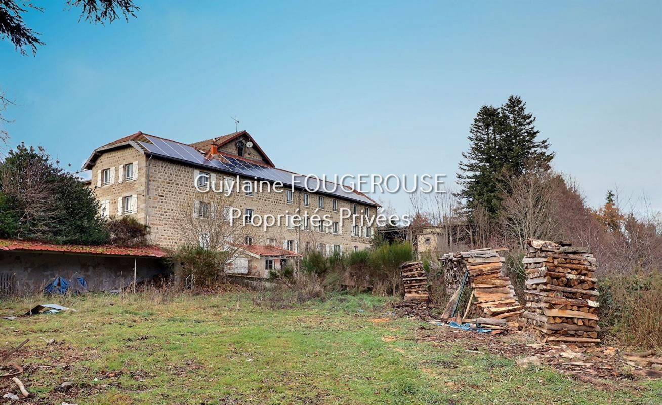 SAINT-ANTHEME Immeuble de 2150 m² sur 1,7 ha de terrain  attenant 2