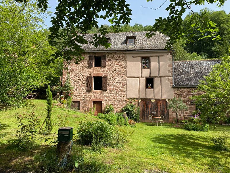 Secteur Villecomtal - Rare - Maison traditionnelle de142 m2 avec terrain  arboré d'environ 5 ha 60