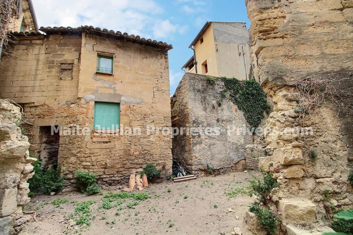 UZES Maison de ville à Uzès à rénover 80 m2  avec jardin, rare opportunité d'investissement 4