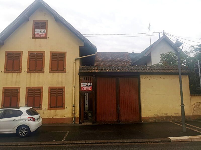 Ensemble immobilier de 8 pièces d'environ 241 m²