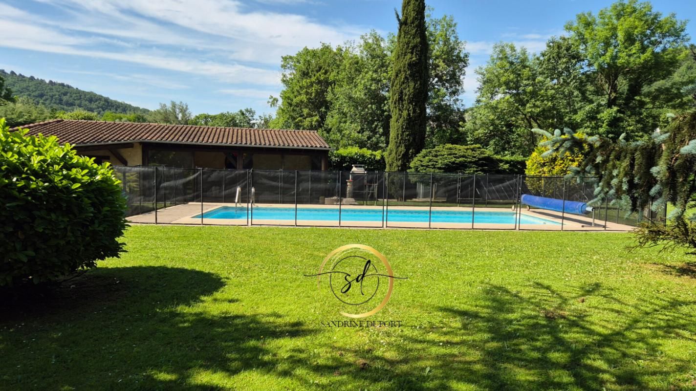 FOIX superbe propriété  T5  + sous sol  aménagé + grange et atelier  dans parc arboré   avec piscine et pool housse 1