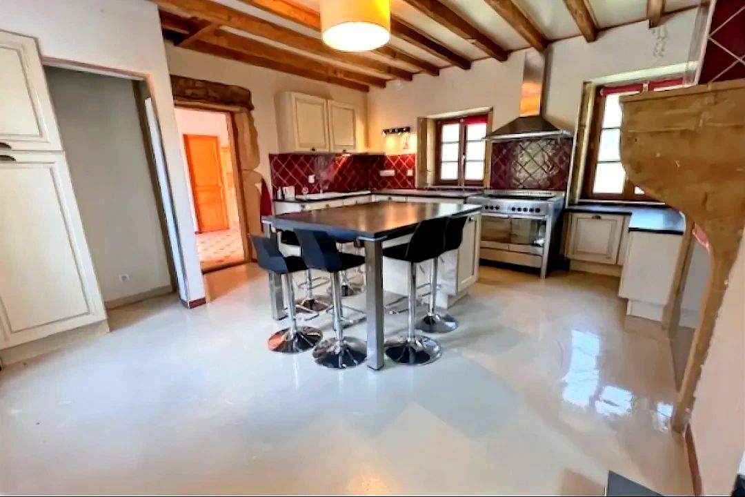 LETRA LETRA. Maison  8 pièce(s) 222 m2 avec jardin de 135m2 4