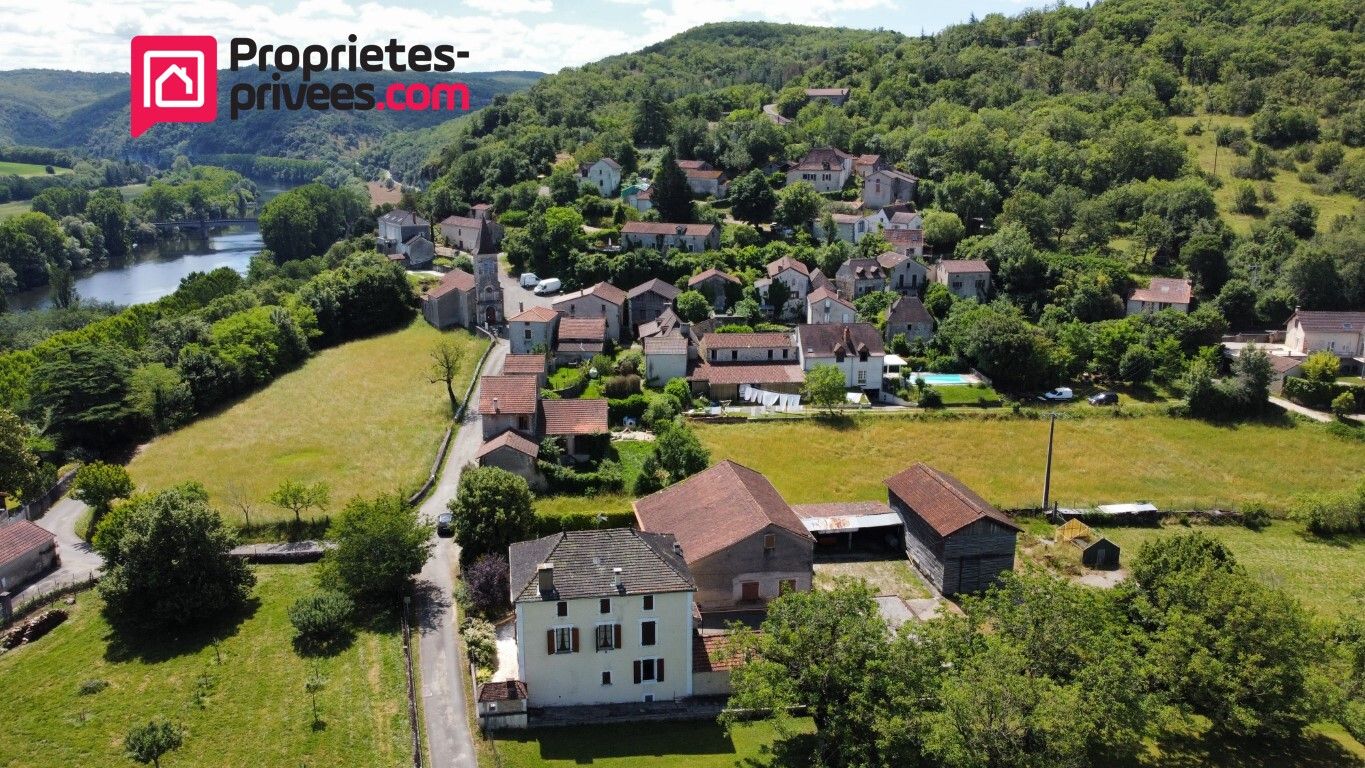 Maison en pierre avec dépendances sur le chemin de St Jacques de Compostelle