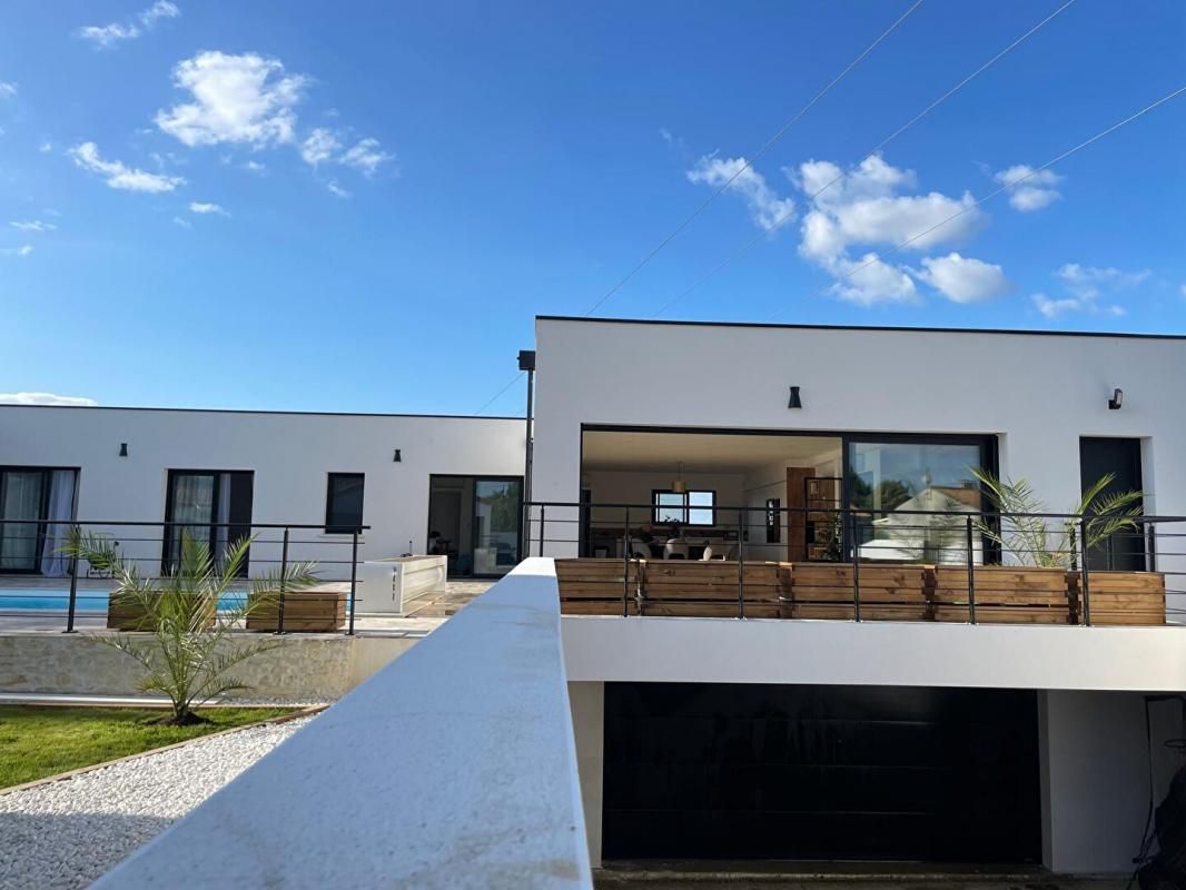 SAINT-SAUVEUR-D'AUNIS RARE Villa d'architecte de 2024, 4 chambres 195 m2  piscine garage cuisine d'été 1