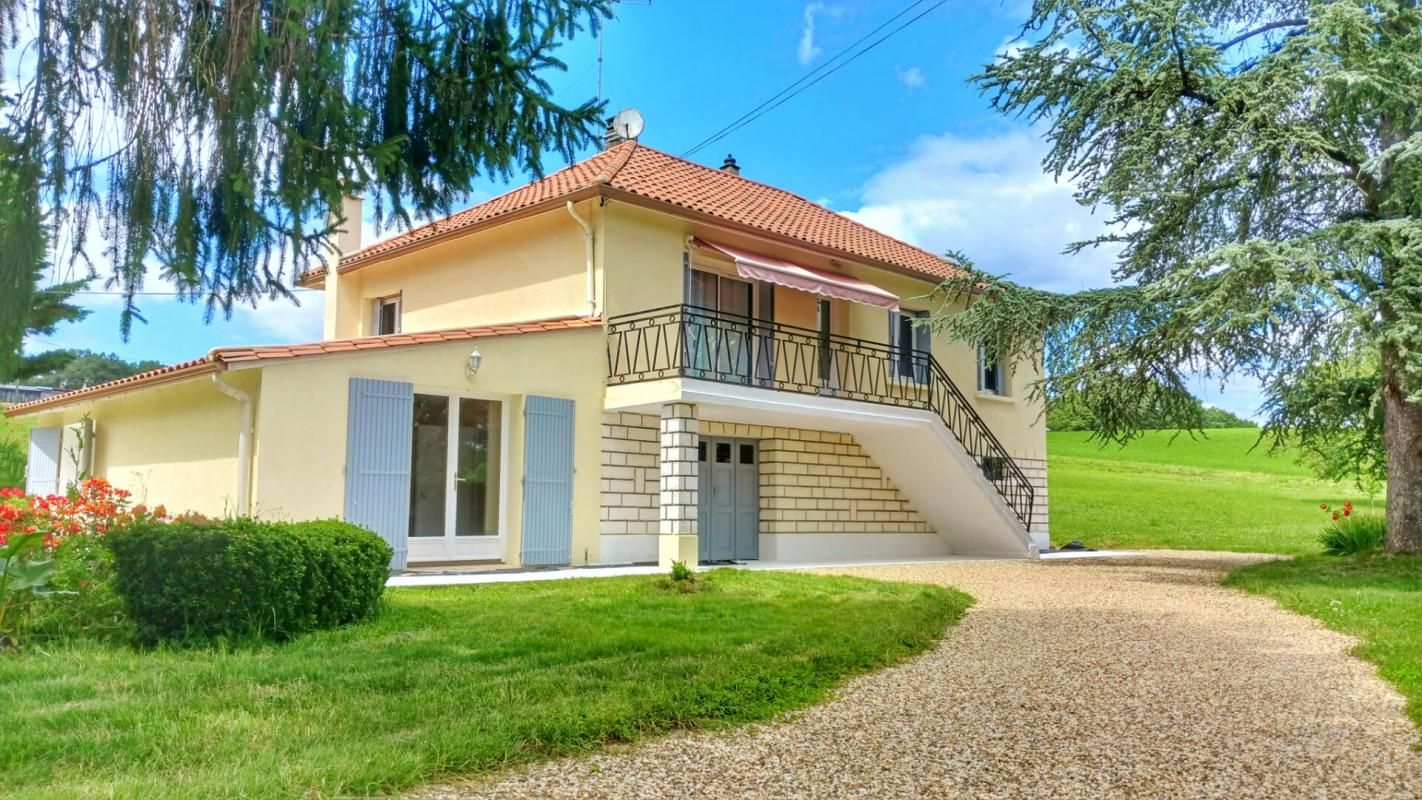 Charmante maison isolée et au calme dans un cadre agréable - 3/4 chambres - grange, 2 garages. A saisir !