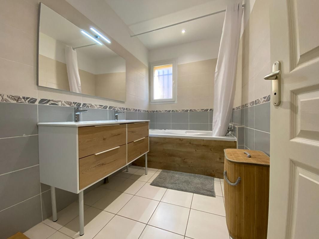 CARCASSONNE MAISON PLAIN PIED 3 FACES - EXPOSEE SUD - 3 CHAMBRES -  SALLE DE BAIN - GARAGE - SEJOUR - CUISINE OUVERTE - CLIMATISATION GAINABLE  - PANNEAUX PHOTOVOLTAIQUE - SECTEUR CALME - FAIBLE FONCIER 4