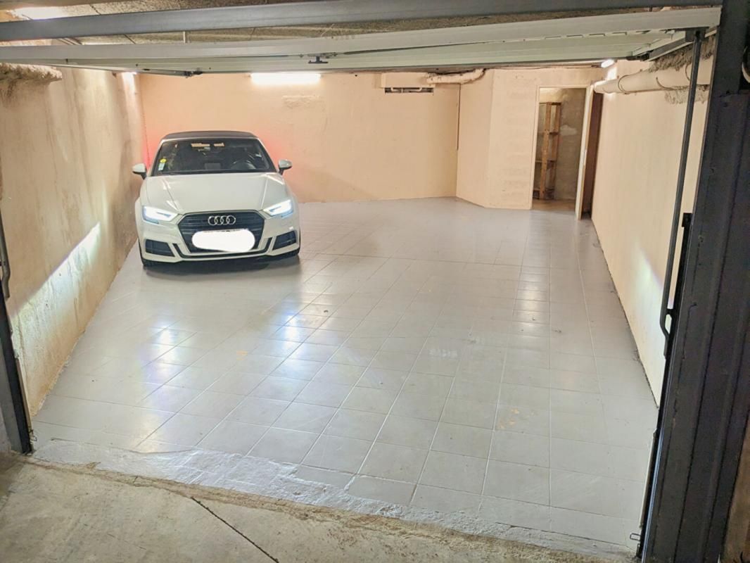 MANDELIEU-LA-NAPOULE Spécial investisseur Garage 50,5 m², 4 voitures + cave loué 360 / mois 3