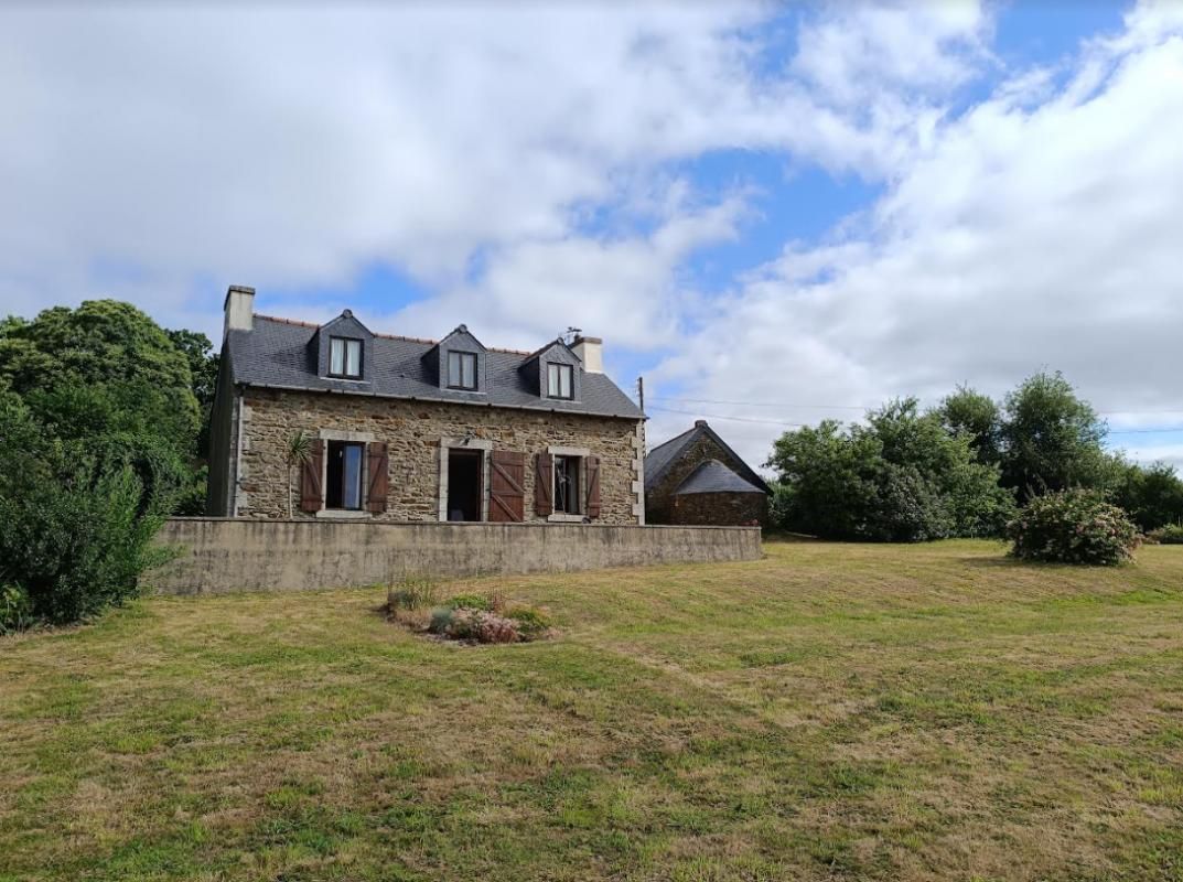 29530 Plonévez du Faou maison au calme 2 chambres chauffage au bois aucun travaux vue