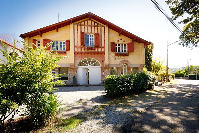 Maison de caractère de 7 pièces avec jardin au centre de Salies-de-Béarn