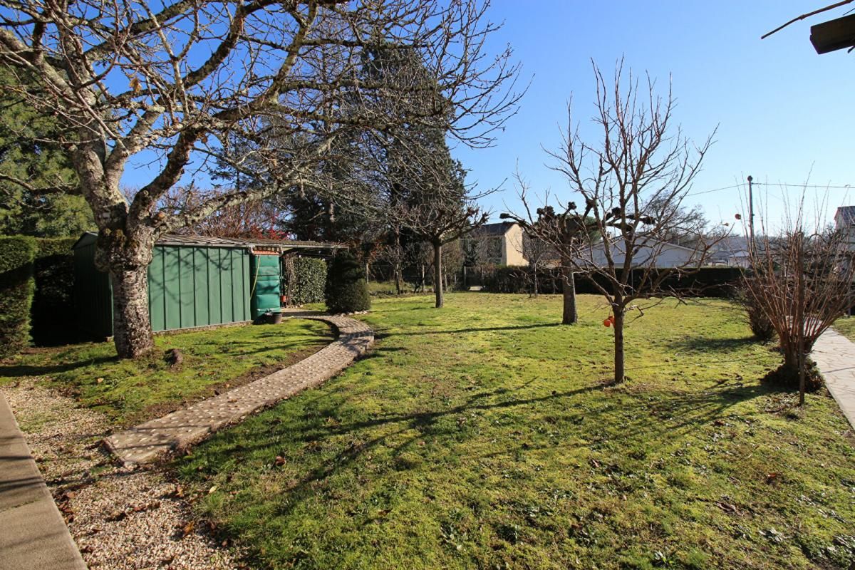 LA ROCHE-CHALAIS Maison à La Roche Chalais 6 pièce(s) d'environ 170 m2 habitables, avec garage et jardin 2