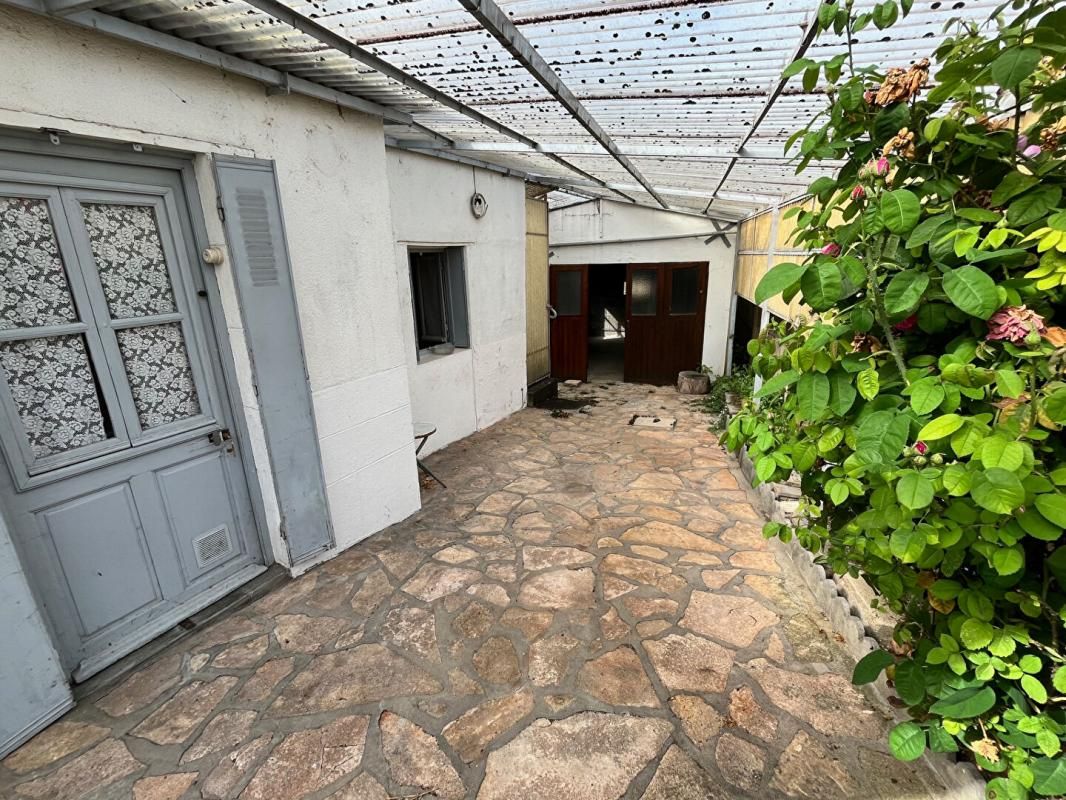 Maison + terrasse + garage + jardin + puits + cave