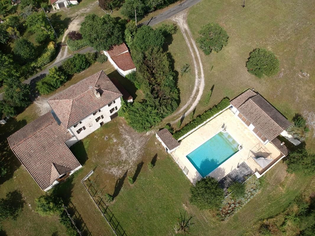 CAHORS Maison quercynoise restaurée avec piscine, spa et gite sur 4 hectares de terrain 2