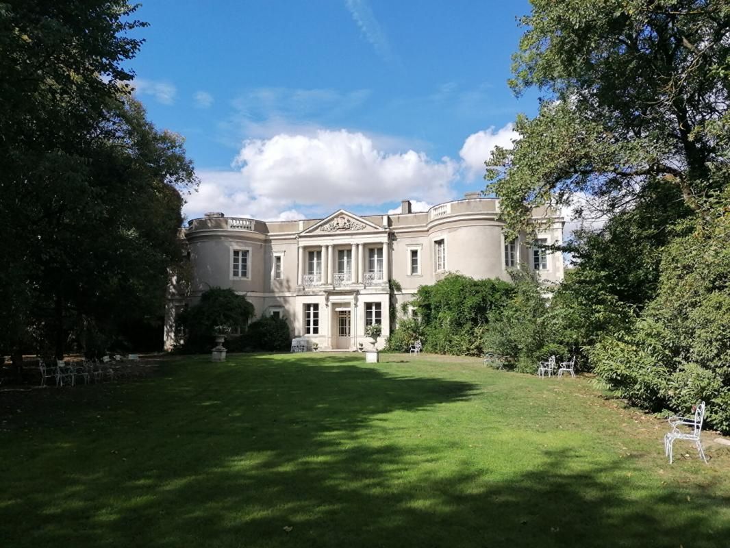 PALAMINY Château avec grande salle de réception et parc d'1,6 hectare 1