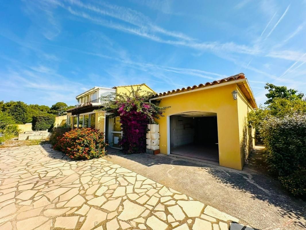 SIX-FOURS-LES-PLAGES Villa T6 dont 2 chambres de PLAIN PIED  + grand garage- Proximité mer et commerces 1